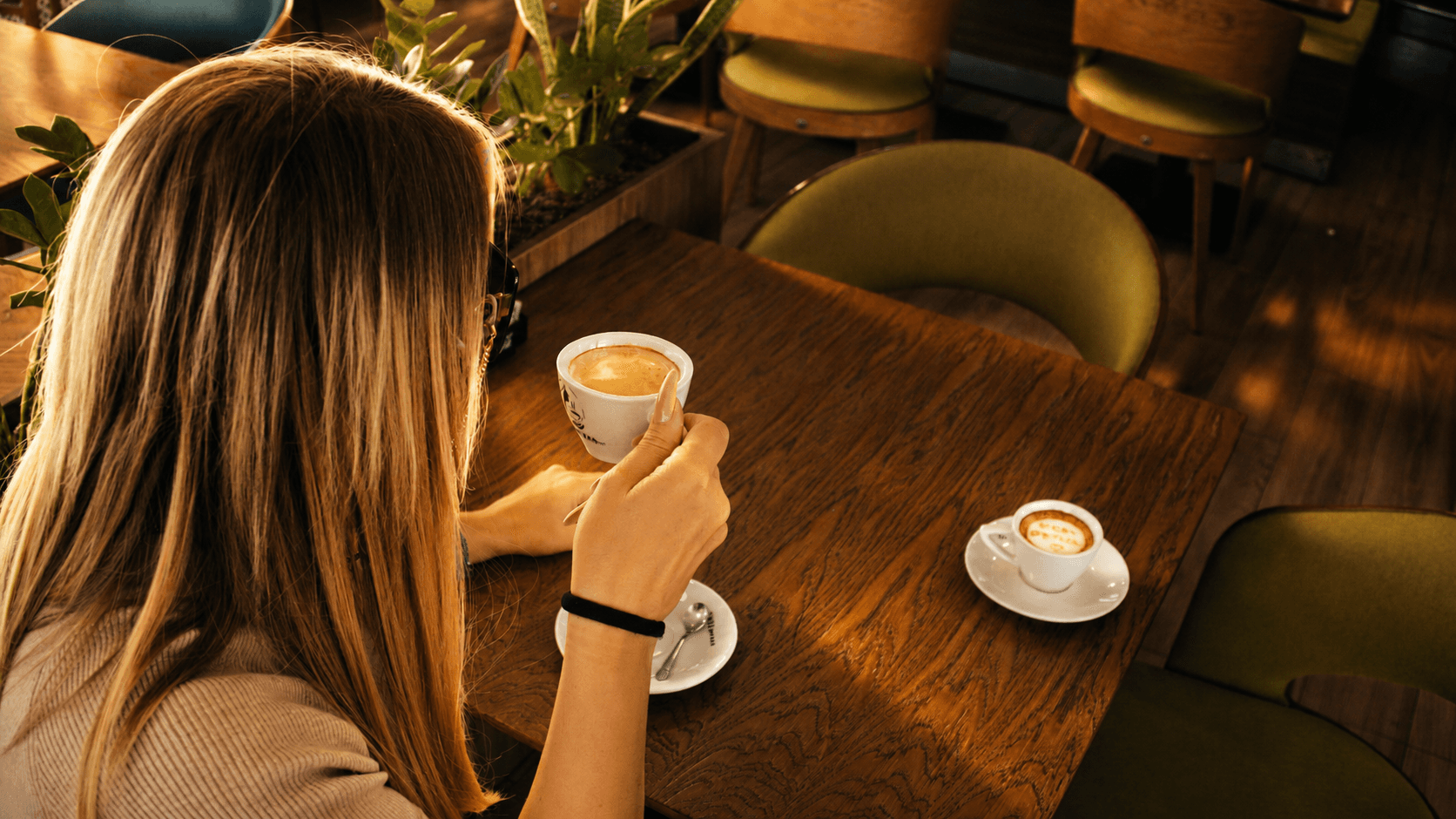 Gošća pije kafu u KORT CAFFE-u
